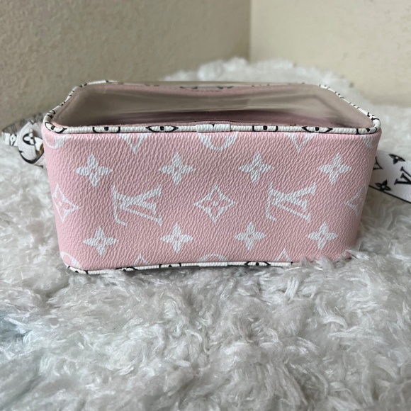 Louis Vuitton Monogram Giant Beach Pouch - Picture 6 of 9